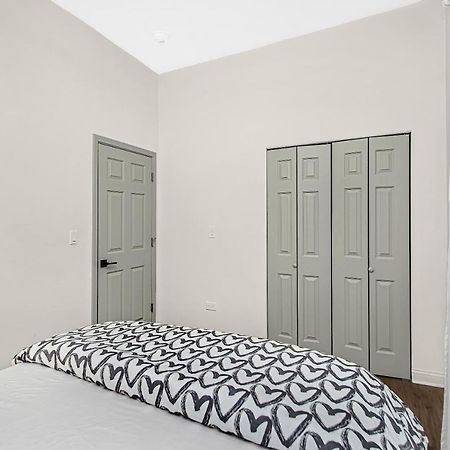 Modern 4Br Just A Block From Cta Pink Line With Pool Table Free Parking Apartment Chicago Exterior foto